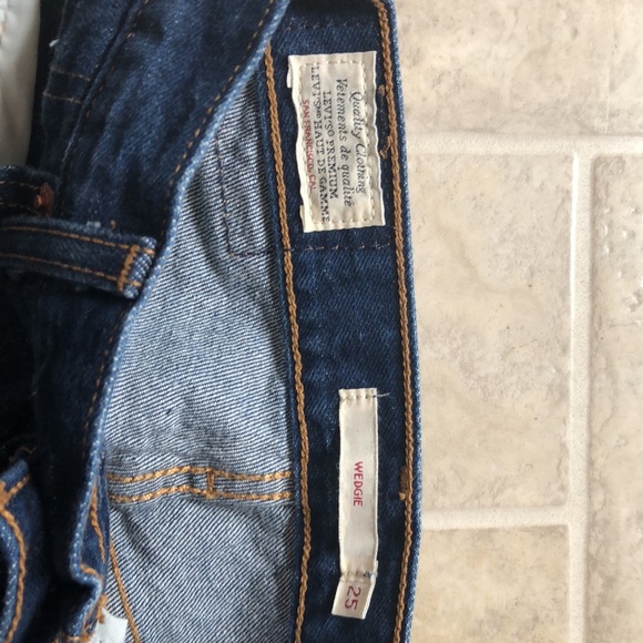 Levi Wedgie jeans - size 25 - Picture 3 of 5